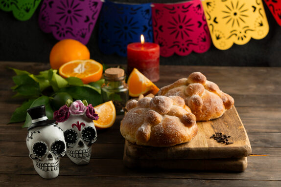 1 Pan de muerto et décoration traditionnelle.jpg