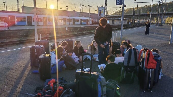 Petit jeu sur le quai en attendant les familles